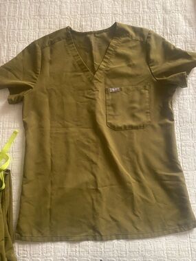 Figs Catarina one-pocket scrub top in Olive Green